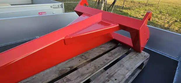 Fertiger Ausleger rot lackiert auf einer Palette, Rahmen mit Aussteifung