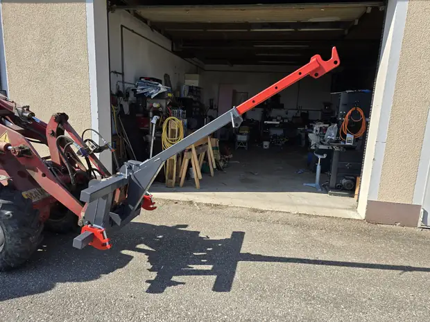 Ausleger am Hoflader vor der Werkstatt, Haken auf Kopfhöhe