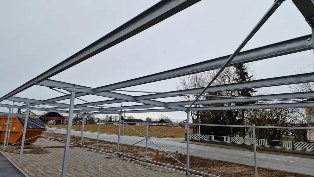 Untersicht einer Carport-Stahlkonstruktion: Längspfetten und Sparrenlage auf schlanken Stützen