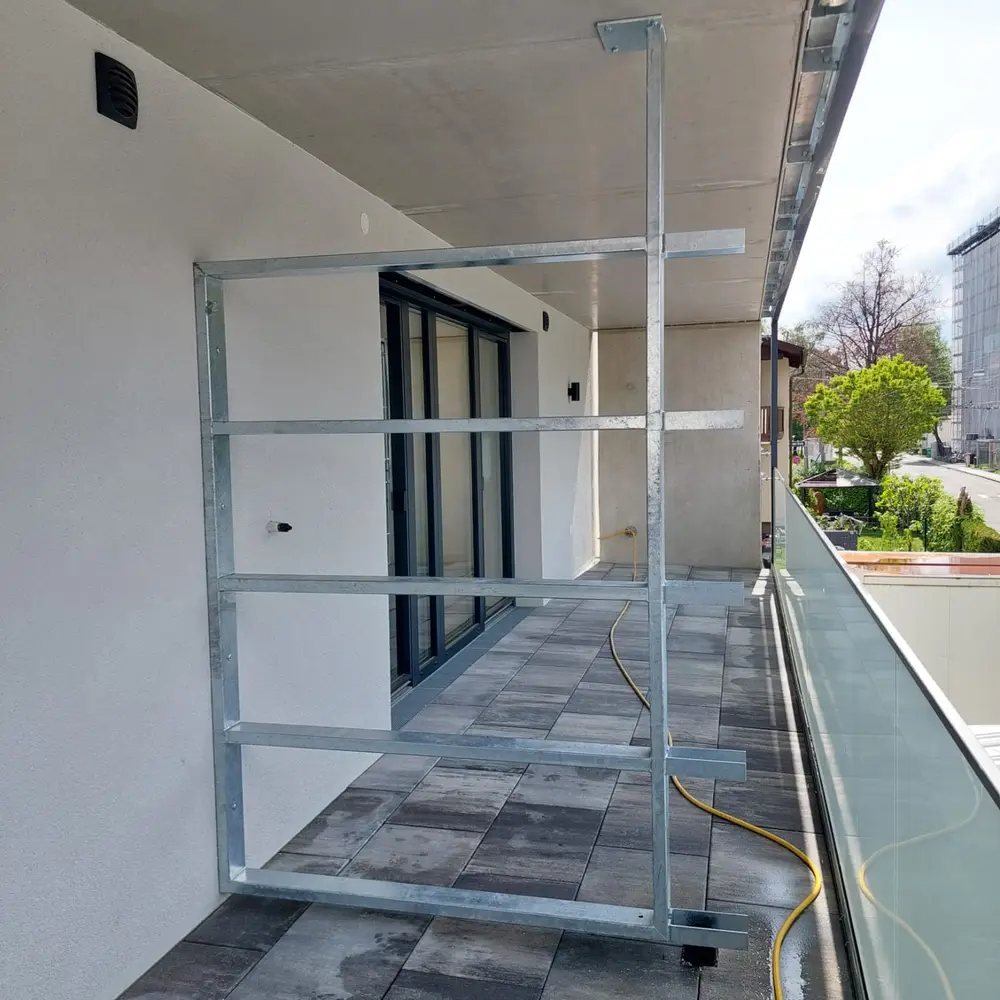 Feuerverzinkte Unterkonstruktion für eine Terrassenüberdachung, vor der Glastür aufgestellt