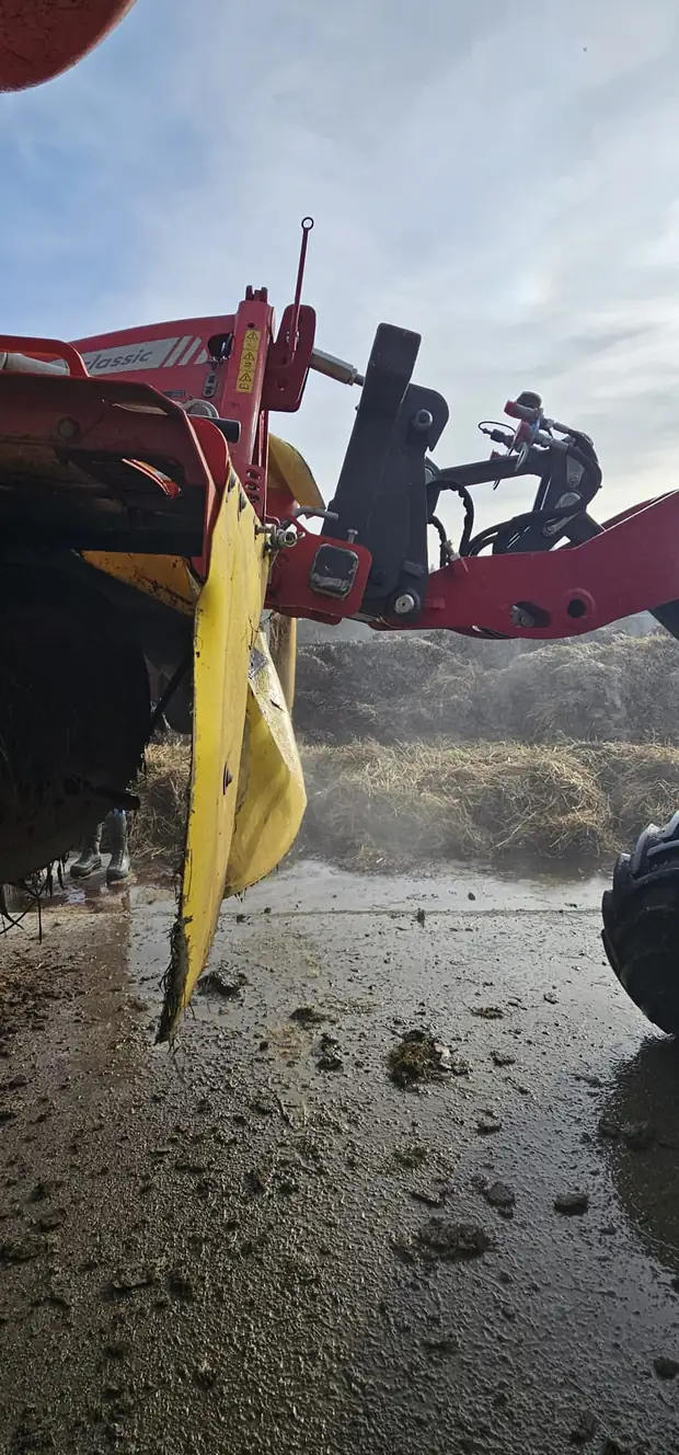 Mähwerk am Dreipunkt-Anbaubock eines Laders, im Einsatz am Hof