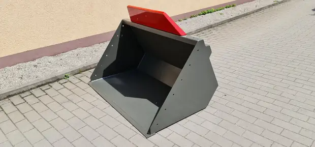 Schaufel mit rotem Aufbaurahmen am Vorplatz, Blick in den Schaufelkorb