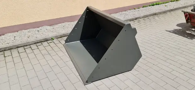 Schaufelkorb schräg von oben, Seitenwand mit Schraubreihe für den Aufbau