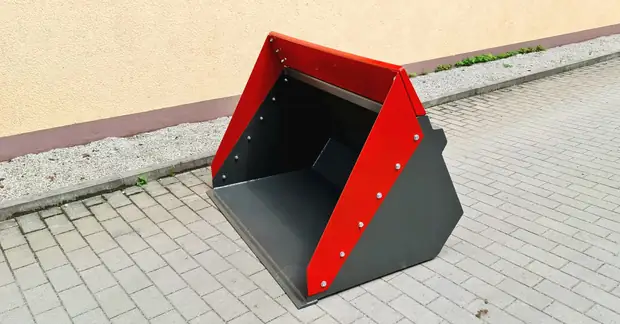 Schaufel mit rot lackierten Seitenwänden am Vorplatz, Blick in den Korb