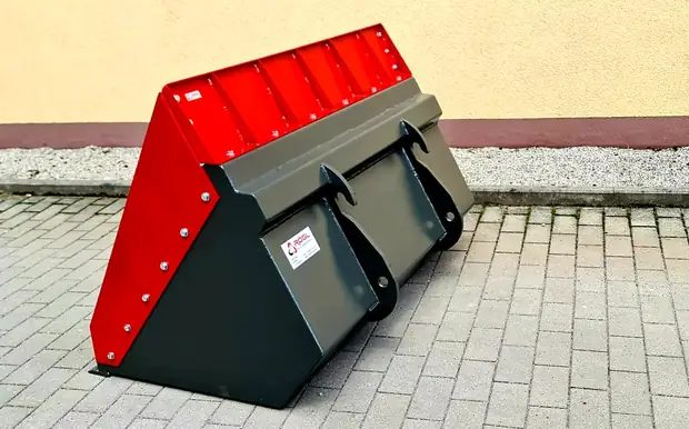 Schaufel mit rotem Überlaufschutz und Euro-Haken, schräg aufgestellt