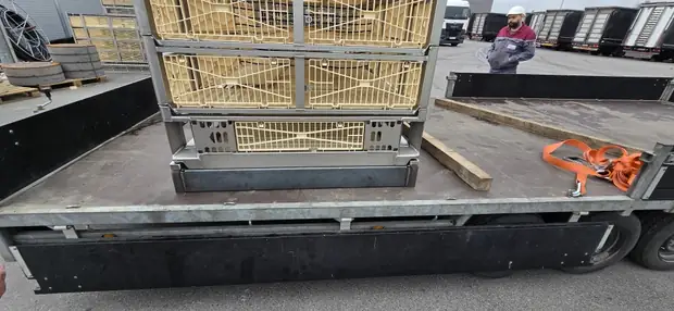 Untergestell auf der Ladefläche, Längsträger mit Lochreihe